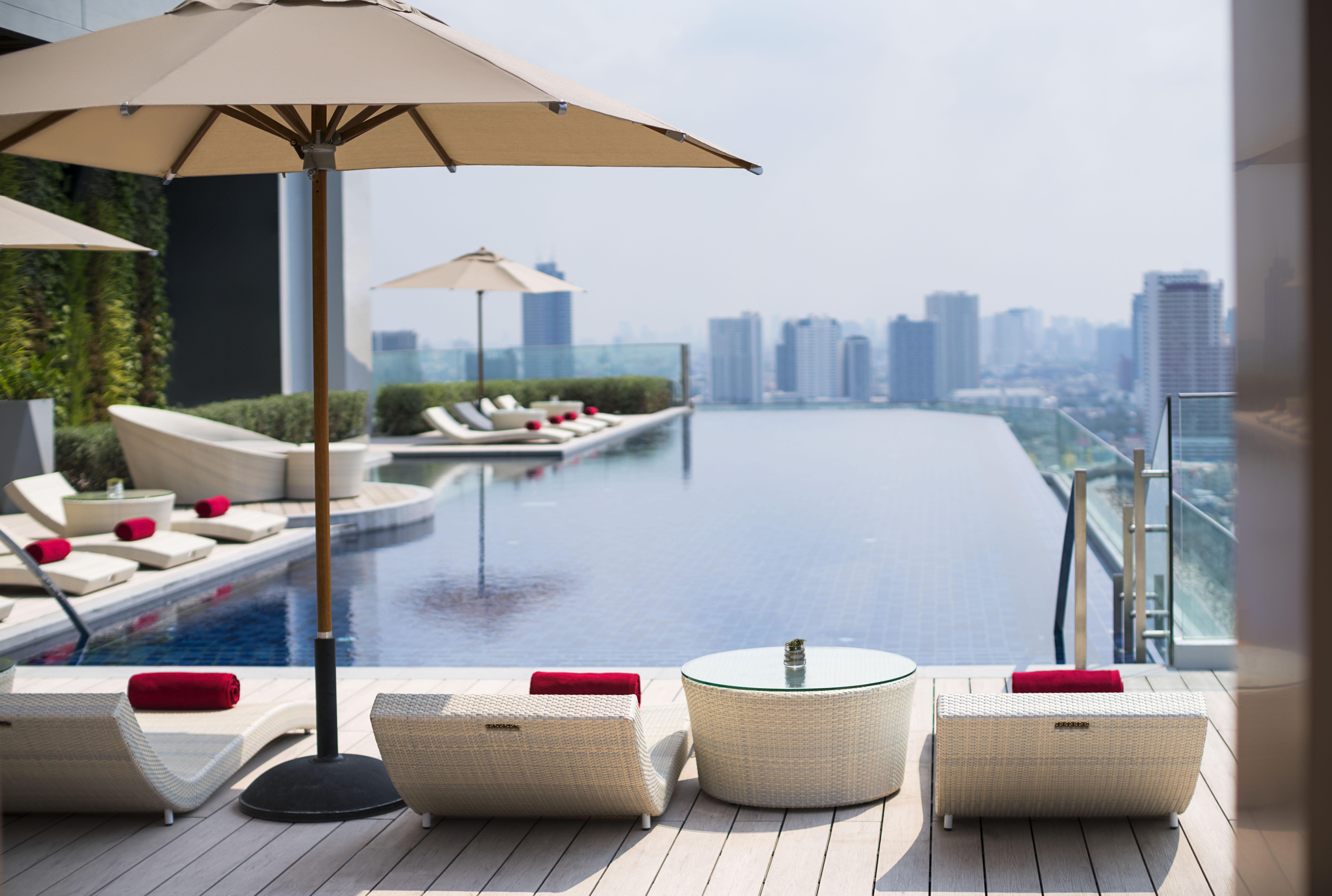 فندق أفاني+ ريفر سايد بانكوك المظهر الخارجي الصورة The rooftop pool at the hotel