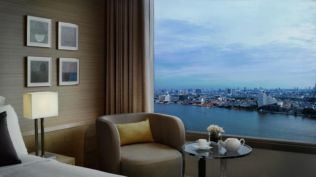 فندق أفاني+ ريفر سايد بانكوك المظهر الخارجي الصورة A view of the Chao Phraya River from a suite at the hotel