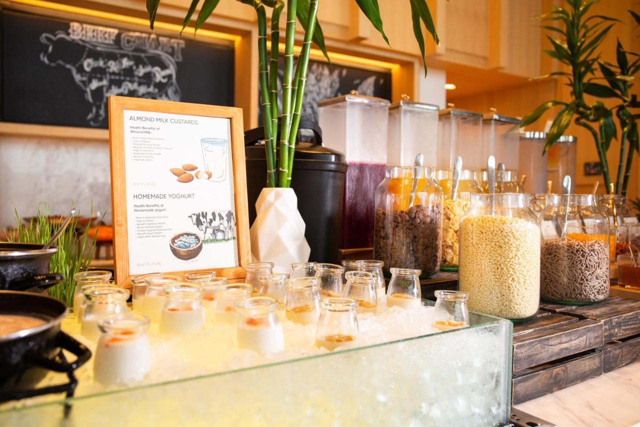 فندق أفاني+ ريفر سايد بانكوك المظهر الخارجي الصورة A selection of teas at a tea bar