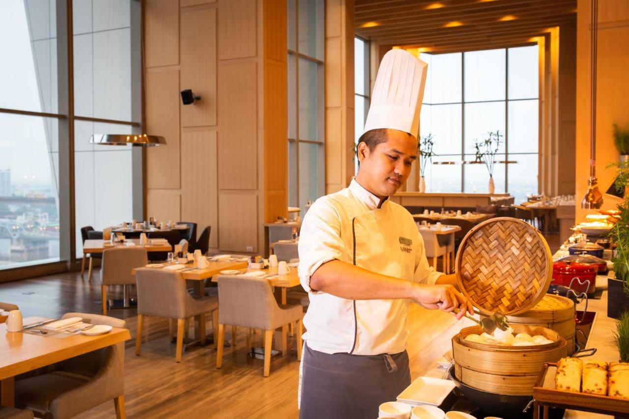 فندق أفاني+ ريفر سايد بانكوك المظهر الخارجي الصورة A chef at work