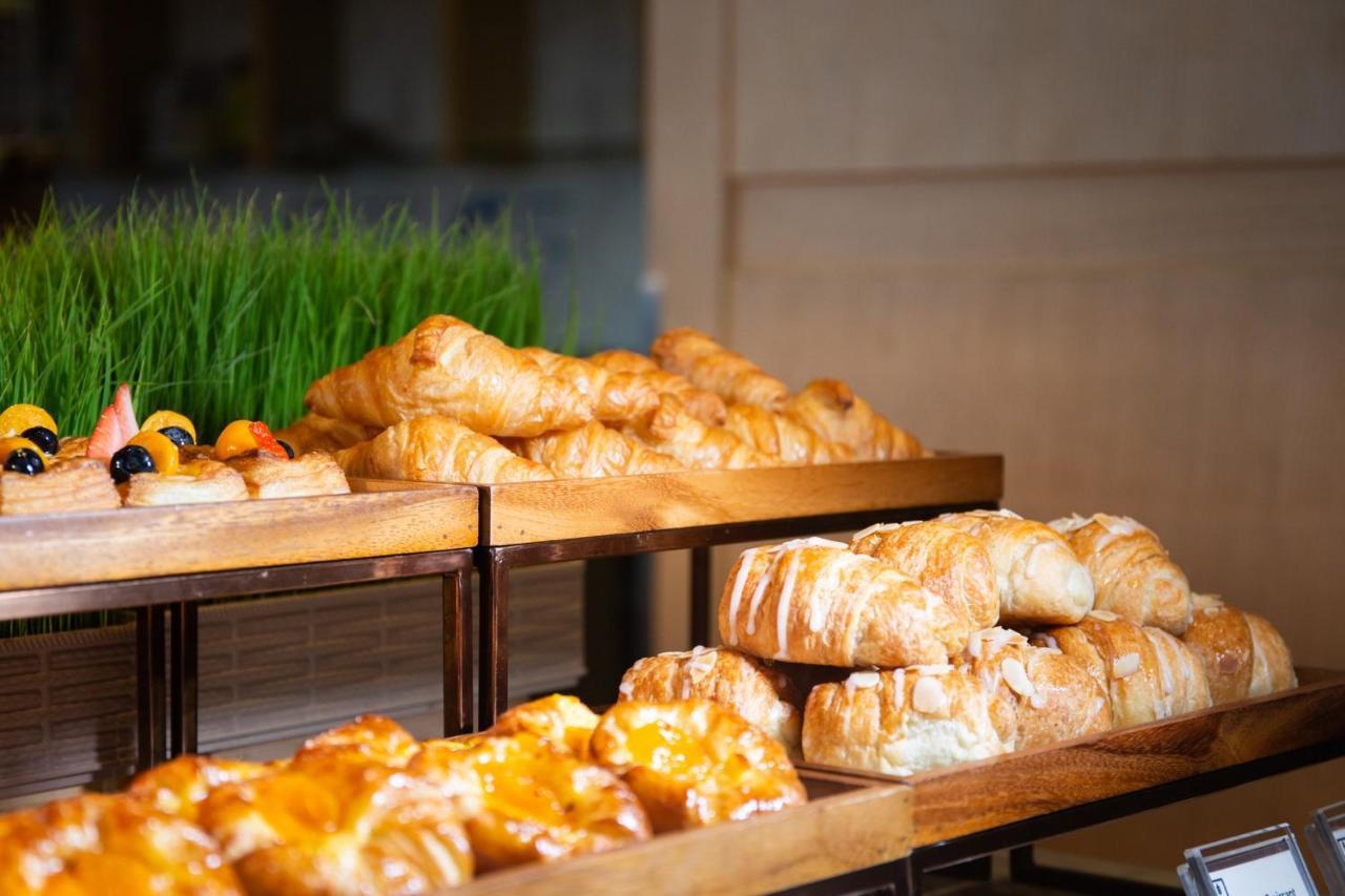 فندق أفاني+ ريفر سايد بانكوك المظهر الخارجي الصورة Assorted pastries